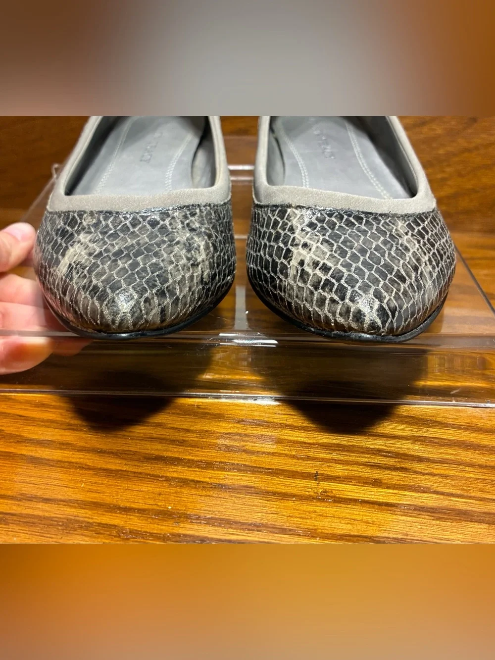 Ellen Tracy Snakeskin Leather Pointed Toe Flats Gray Size 6.5